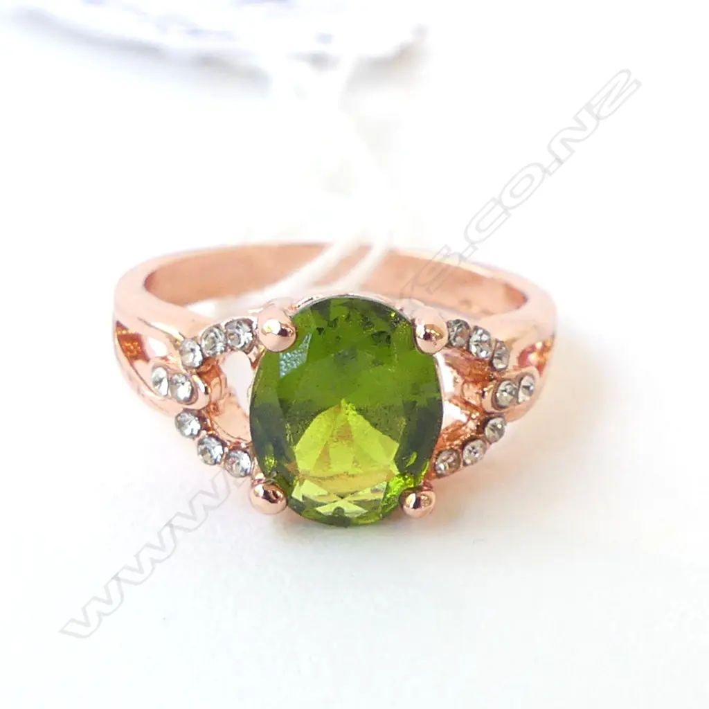 COSTUME RING, ROSE COLOURED w CENTRAL FAUX PERIDOT, SIZE P Image 1++