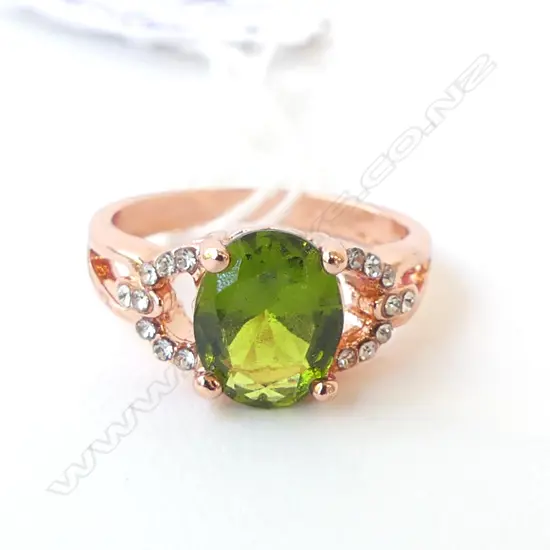 COSTUME RING, ROSE COLOURED w CENTRAL FAUX PERIDOT, SIZE P