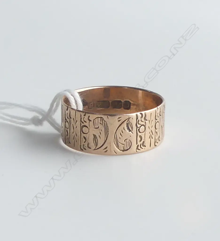9ct GOLD VICTORIAN RING CLASSICALLY ENGRAVED 2.82gms Birmingham 1888  SIZE P Image 1++