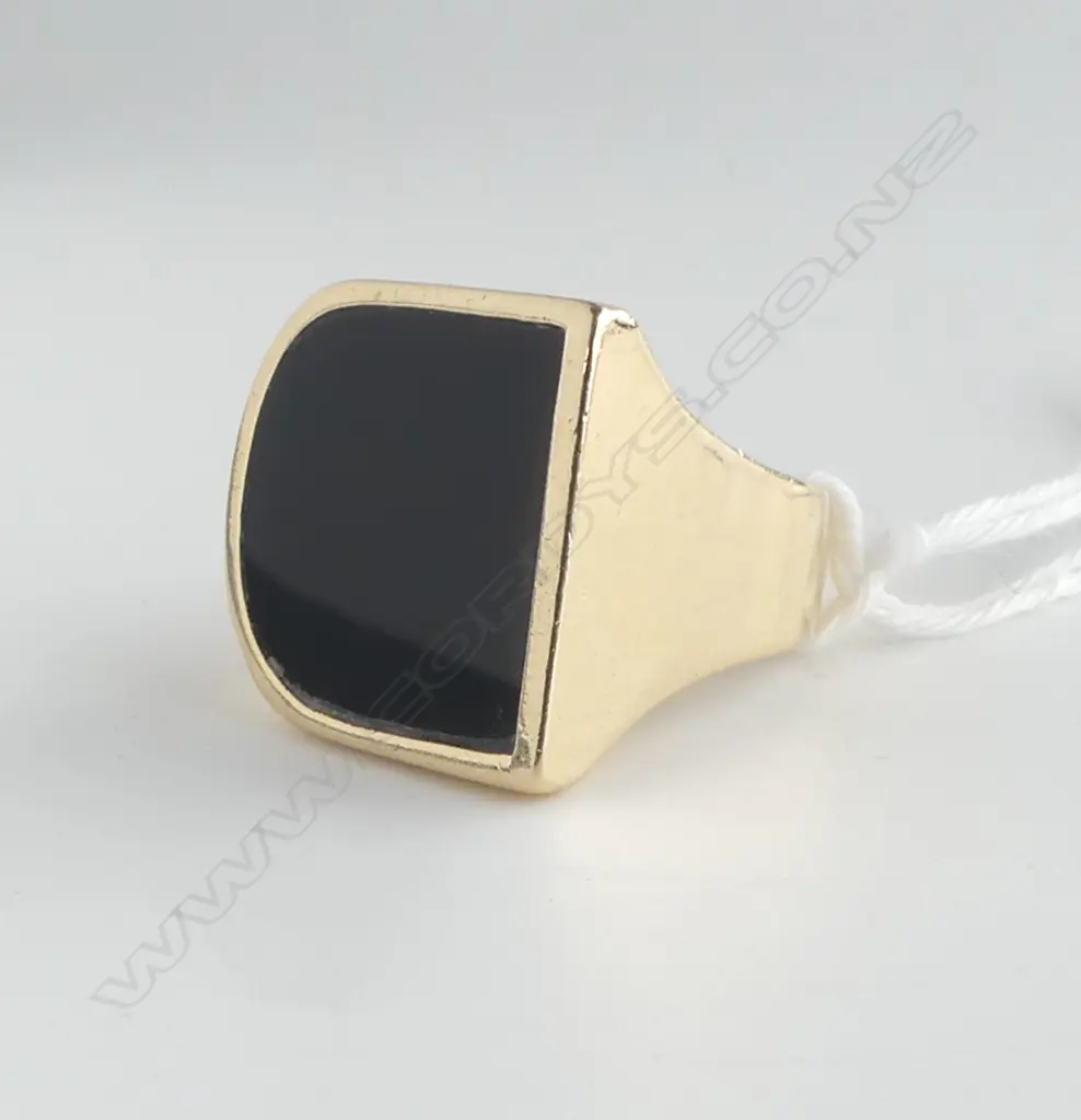 14CT ONYX SIGNET RING 15.5gms  SIZE  M1/2 Image 1++