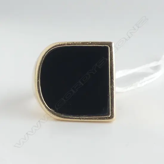 14CT ONYX SIGNET RING 15.5gms  SIZE  M1/2