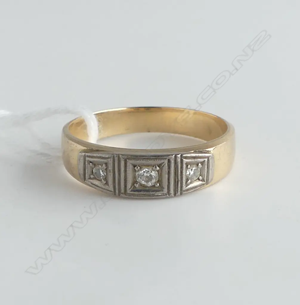 18 GOLD 3 DIAMOND STONE VINTAGE RING 4.24gms  SIZE O 1/2 Image 1++