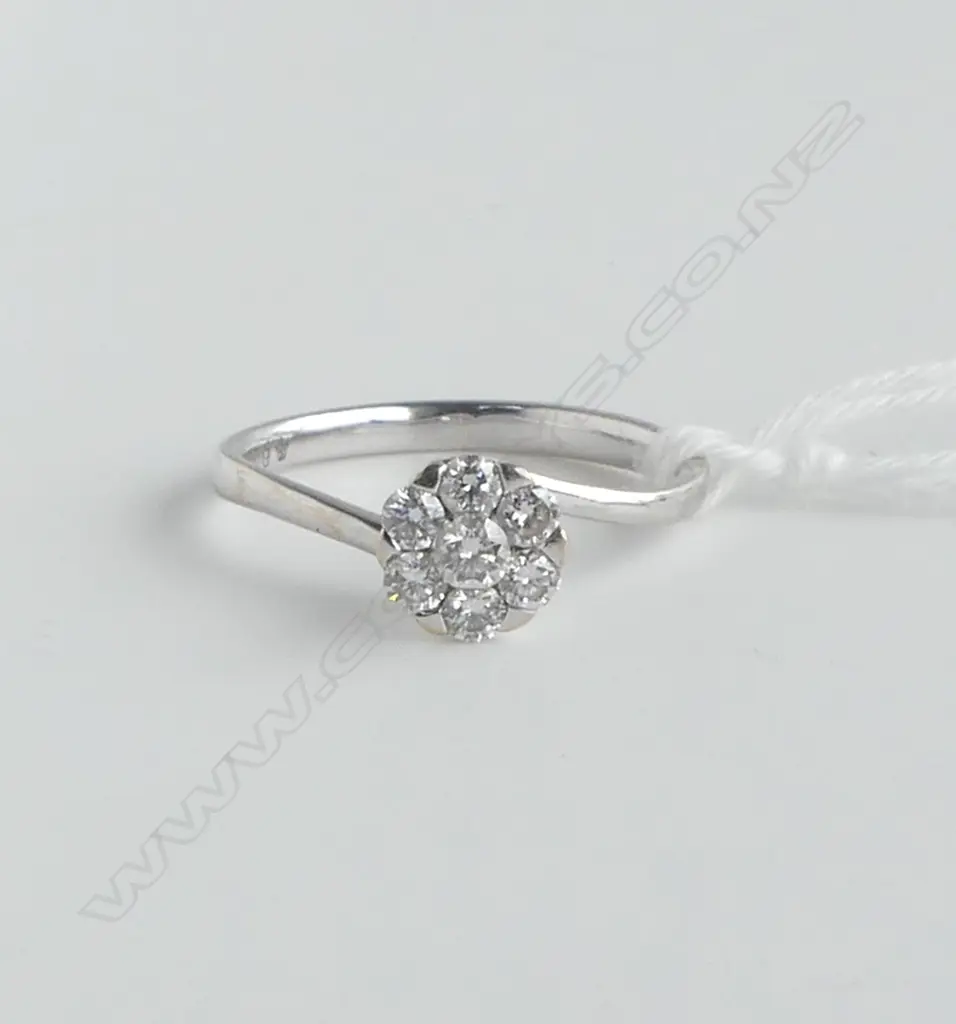 18CT WHITE GOLD AND DIAMOND CLUSTER RING 2.40gm SIZE M Image 1++