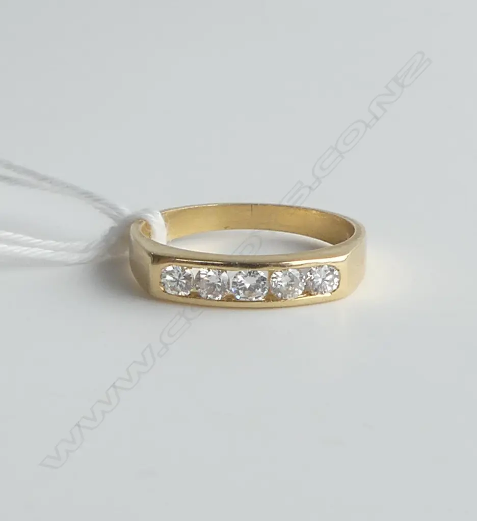 18CT GOLD AND FIVE DIAMOND BAND 3.07gm  SIZE M Image 1++