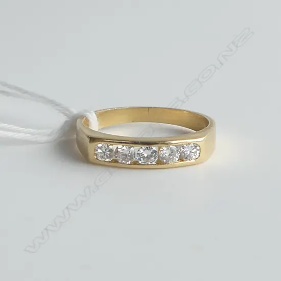 18CT GOLD AND FIVE DIAMOND BAND 3.07gm  SIZE M