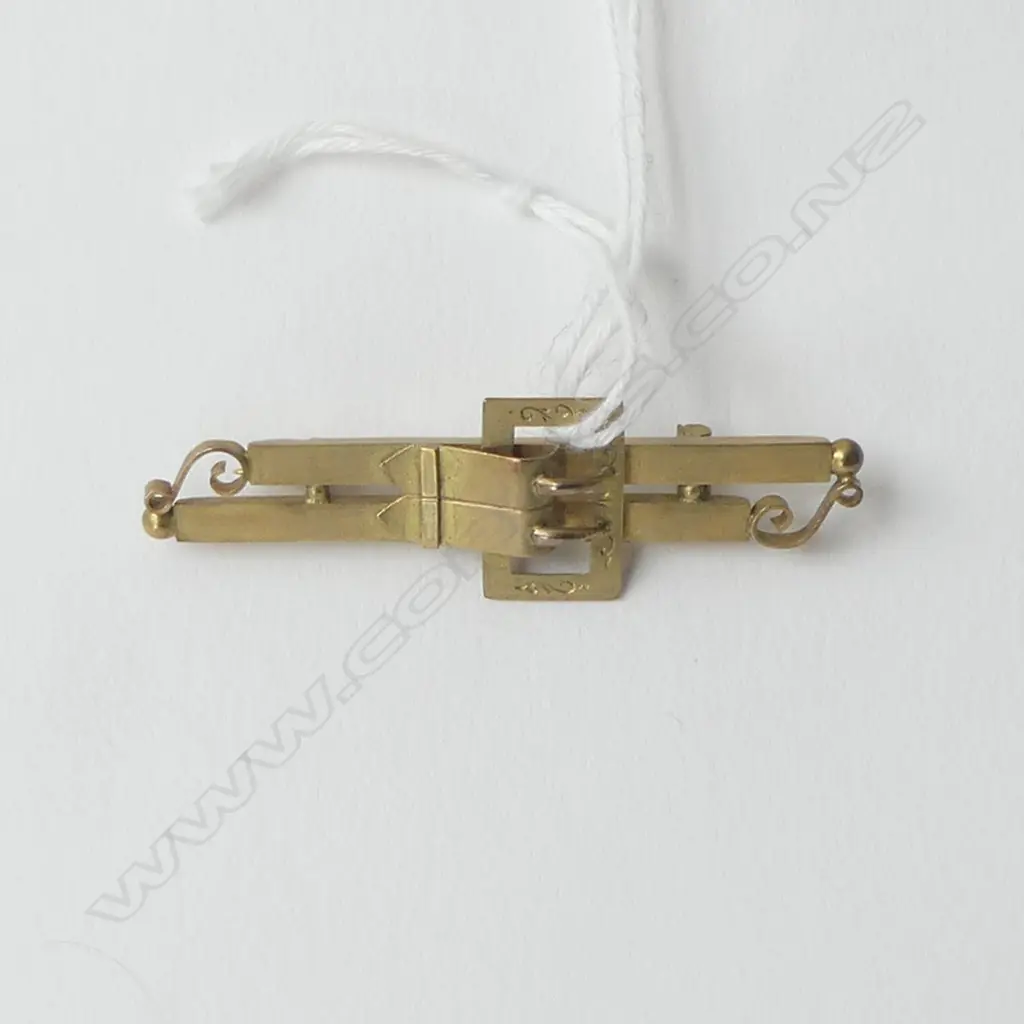 9CT BAR BROOCH w. BUCKLE DESIGN L.50mm 2.9gms Image 1++