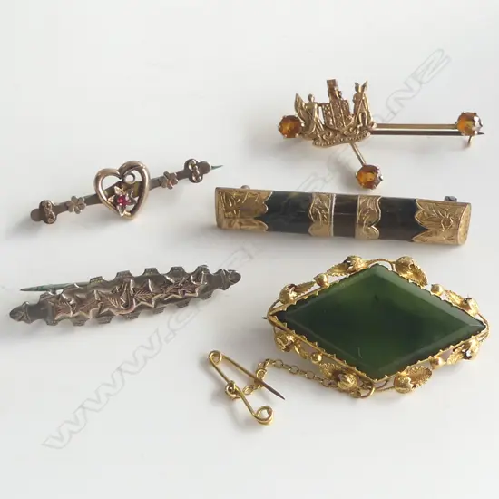 5 BROOCHES; 9CT, STG, GREENSTONE ETC