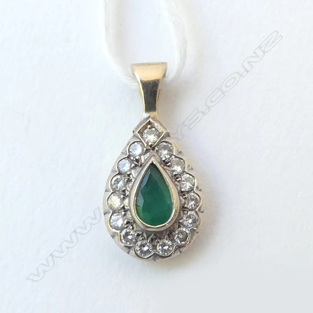 9ct GOLD DIAMOND & EMERALD PENDANT pear cut & shape 1.58gms Image 1++