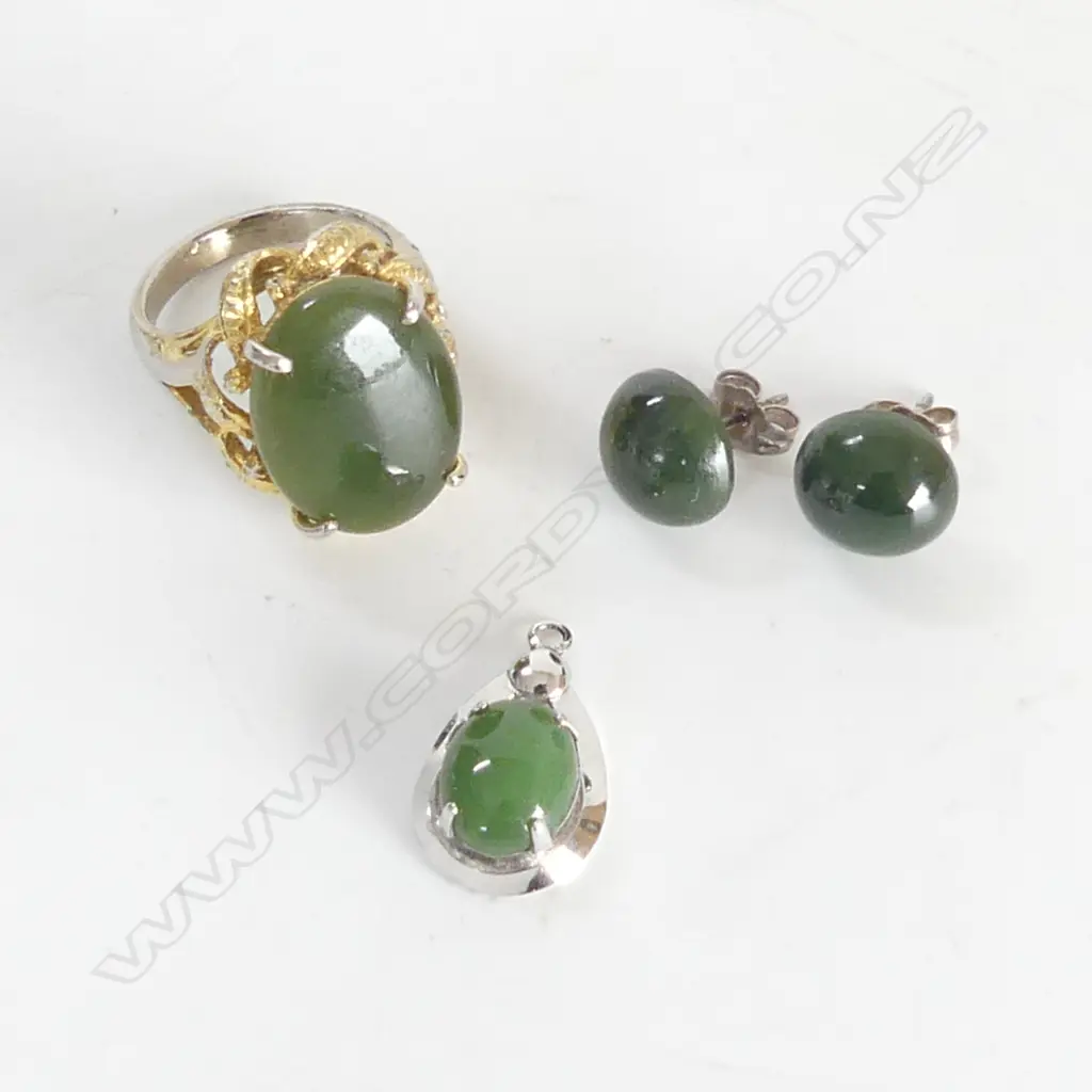 SET GREENSTONE JEWLERY S/SILVER EAR STUDS PENDANT & RING Image 1++