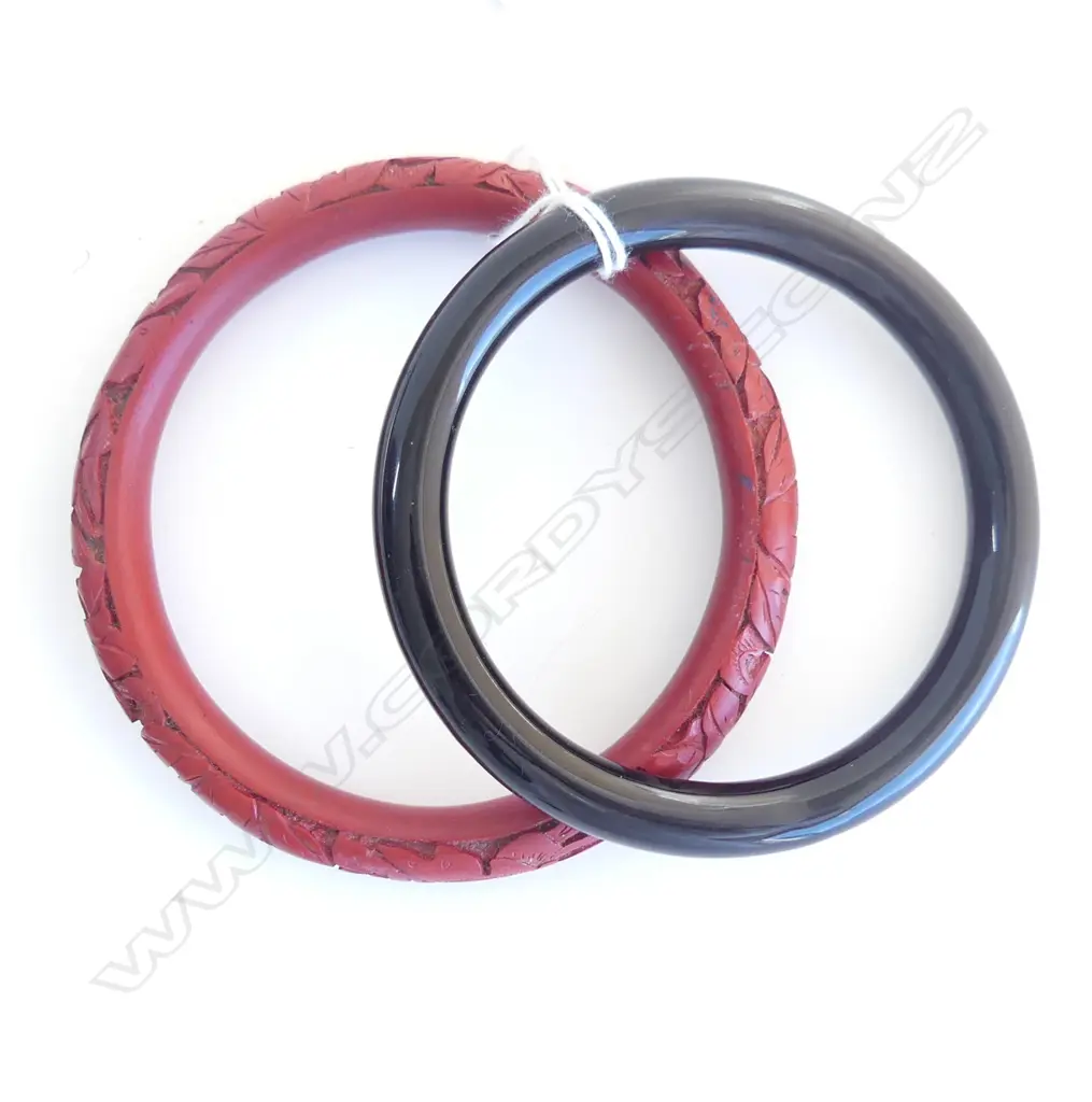 CINNABAR LACQUER BANGLE & BLACK GLASS BANGLE Image 1++