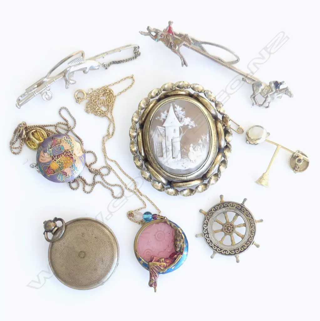SM BOX VINTAGE & COSTUME JEWELLERY, INCLUDES CAMEO ETC Image 1++