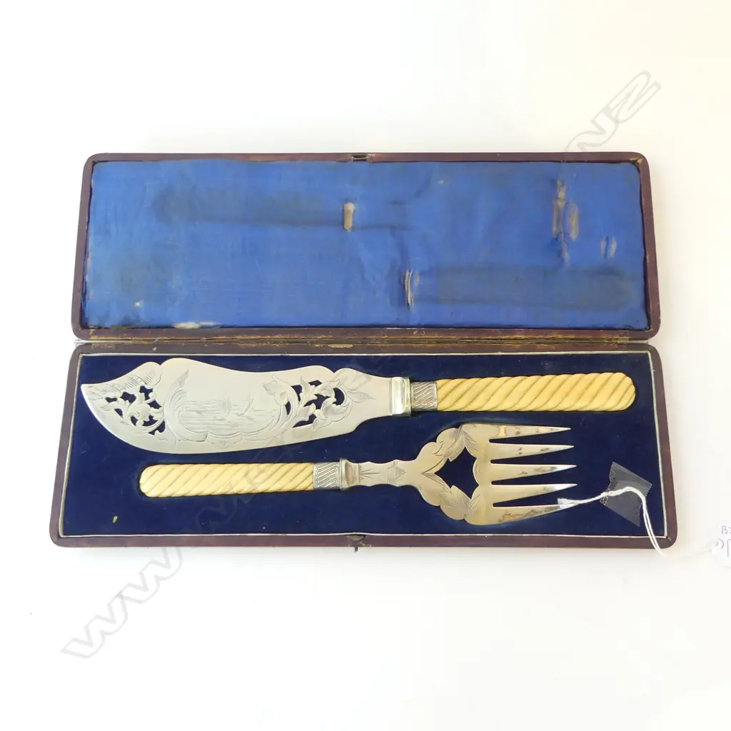 IVORY HANDLE FISH SERVERS IN ORIGINAL BOX  Image 1++