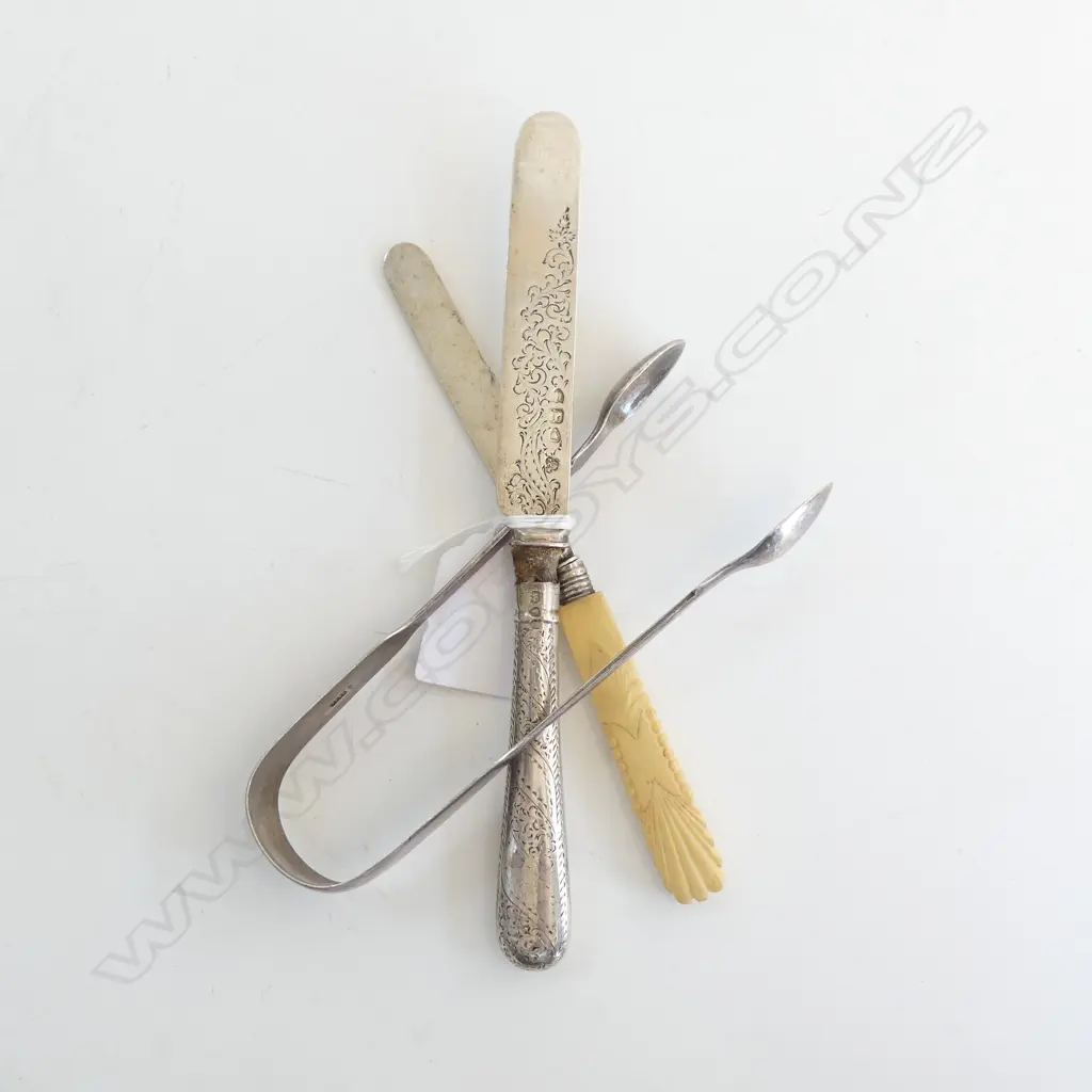 2 S/SILVER BLADED KNIVES & PR S/SILVER SUGAR TONGS  38GRMS  Image 1++