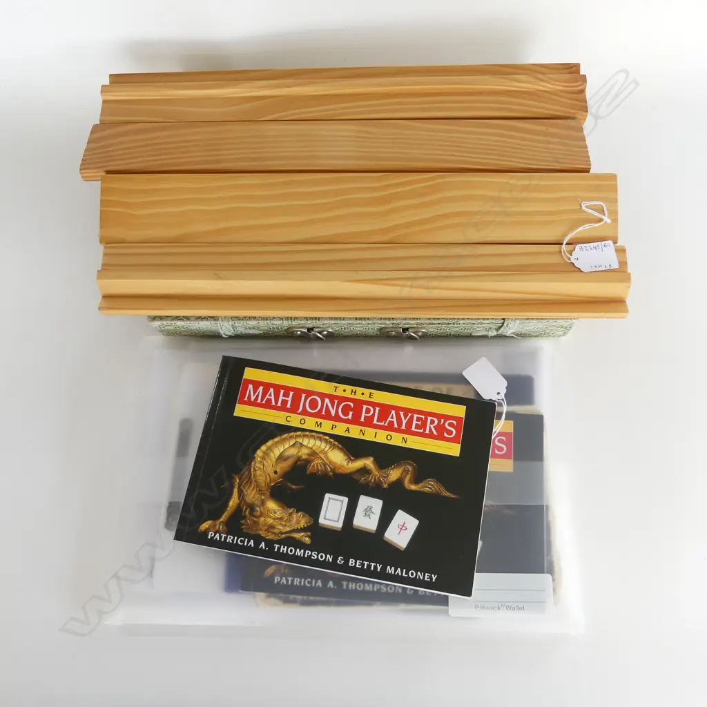 CASED PLASTIC MAH JONG SET BOARDS &BOOKS  Image 1++