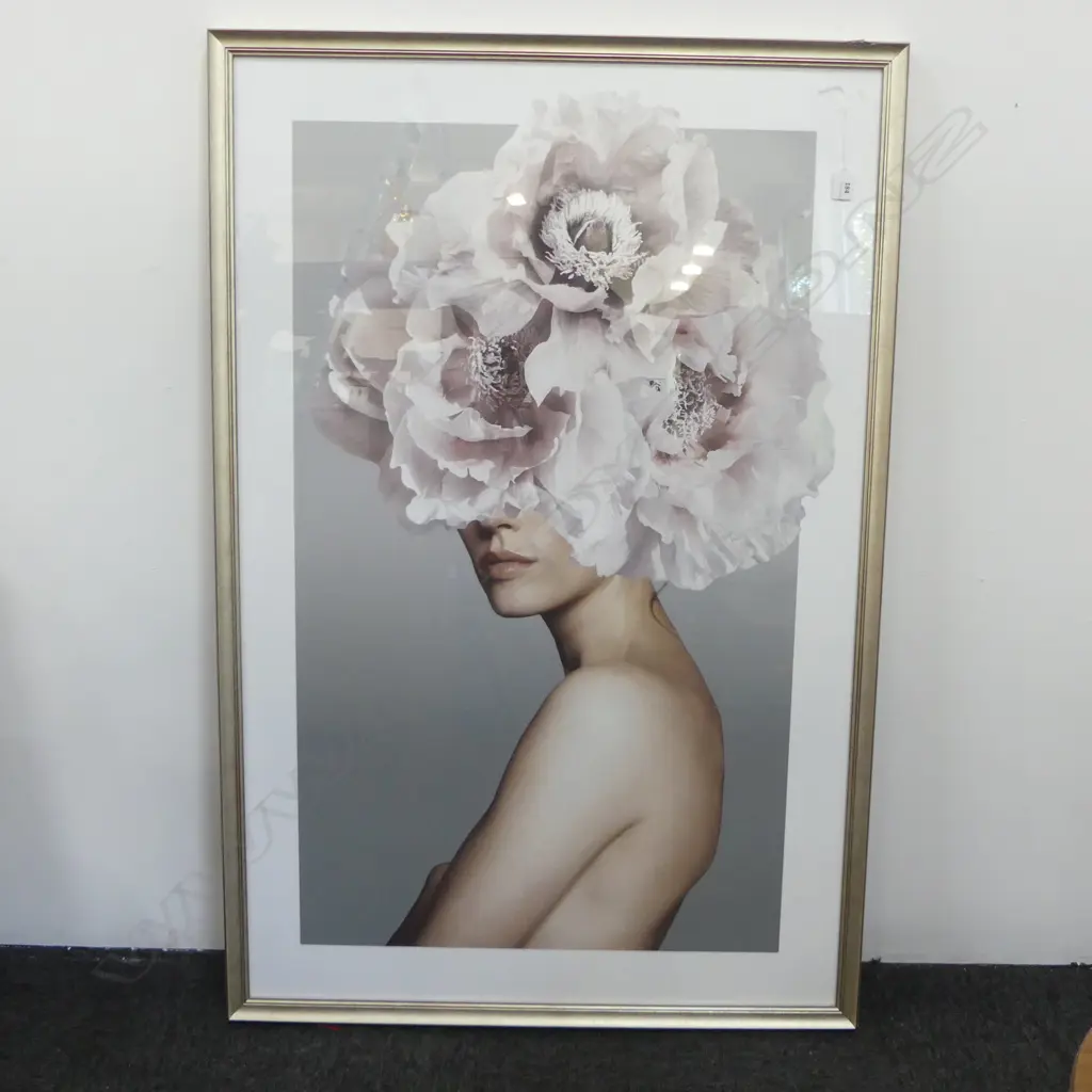 LG MODERN PRINT - WOMAN w. FLOWER HEAD 1140x740mm FRAME FAULTED Image 1++