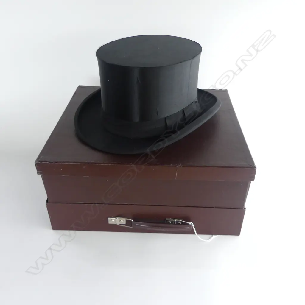 A FINE COLLAPSIBLE TOP HAT, SILK IN ORIGINAL CARRY BOX Image 1++