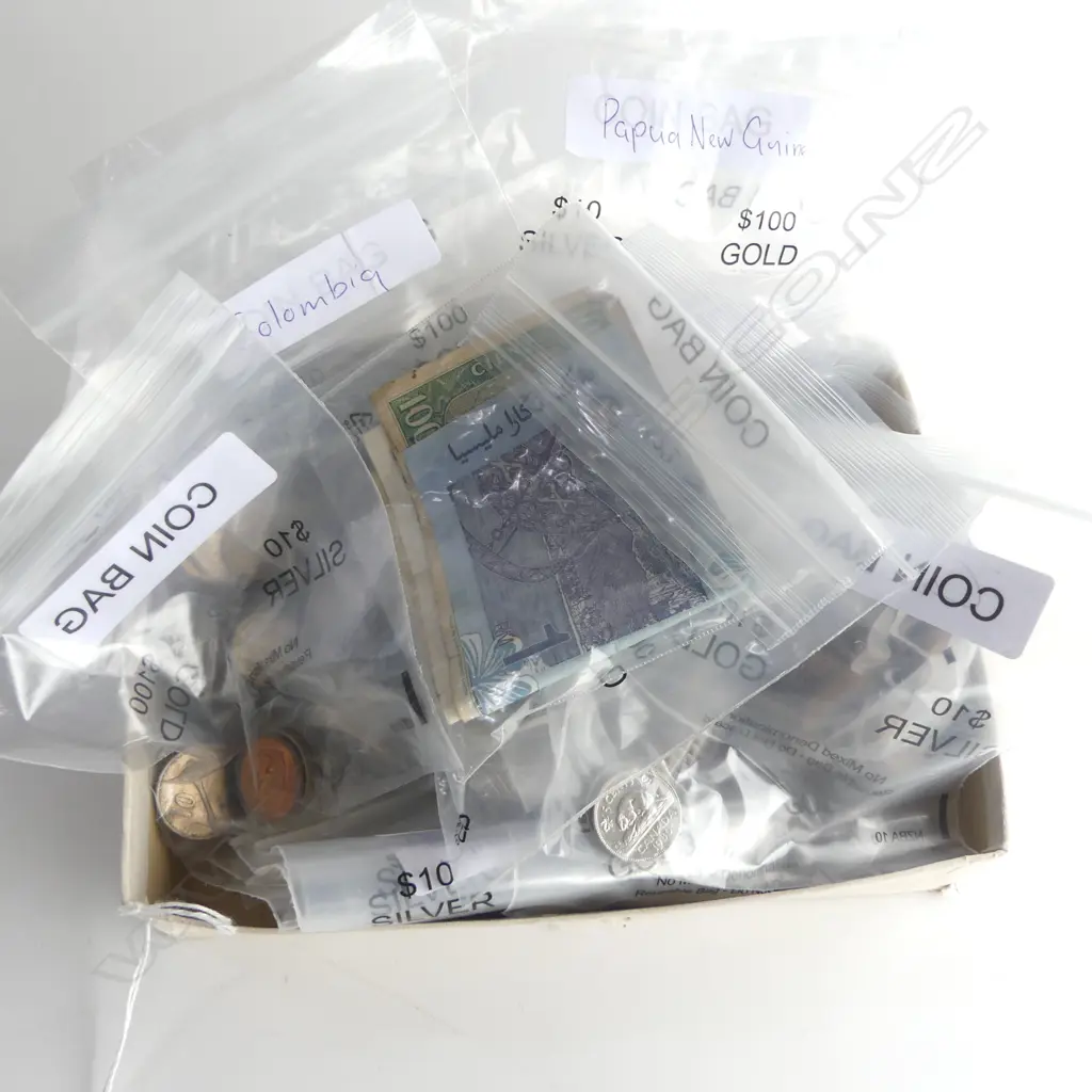 ASST. WORLD NOTES & COINS Image 1++