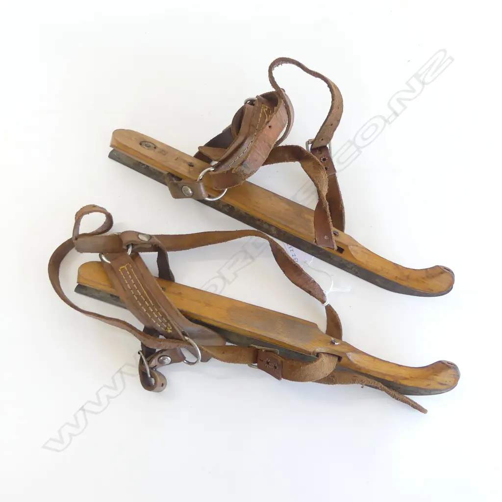 PAIR OF VINTAGE EUROPEAN WOODEN ICE SKATES COMPLETE WITH LEATHER FITTINGS L.35CM Image 1++