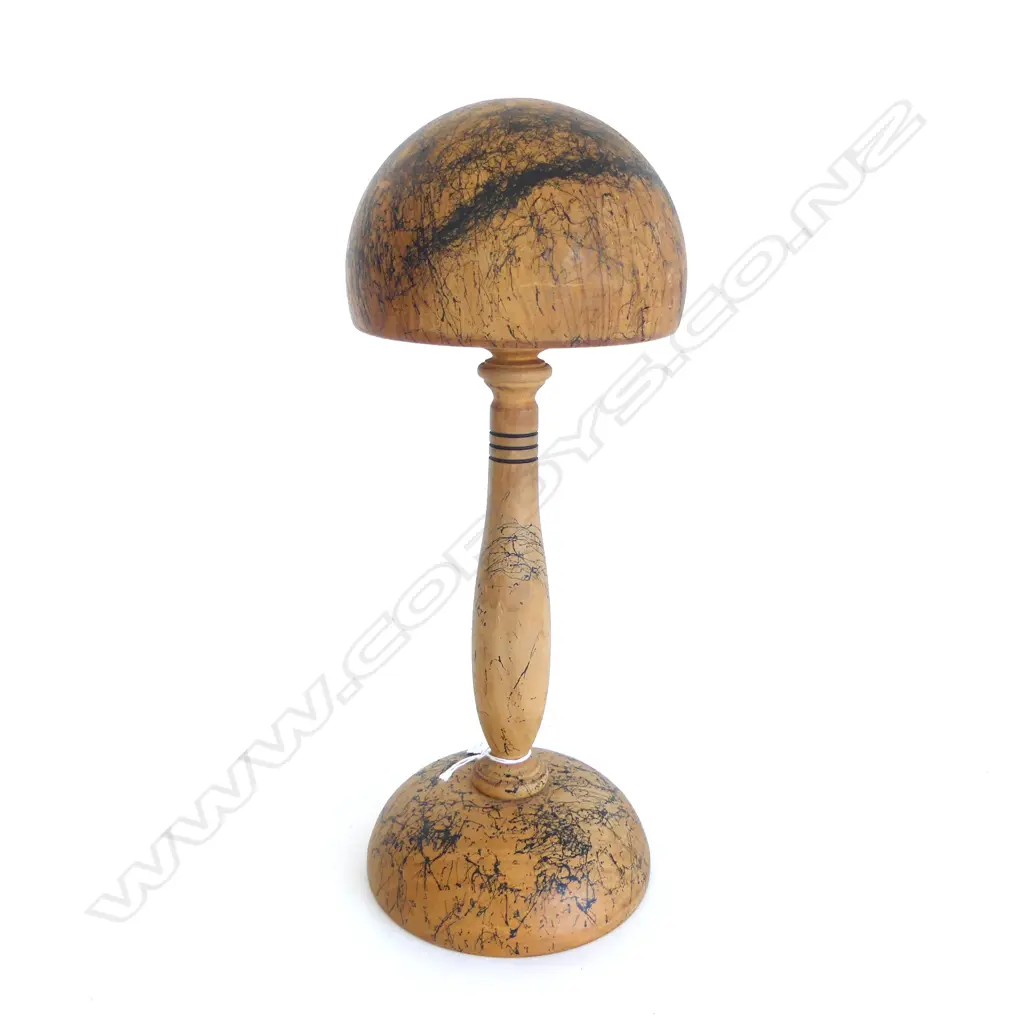 WOODEN HAT BLOCK STAND L.38CM  Image 1++