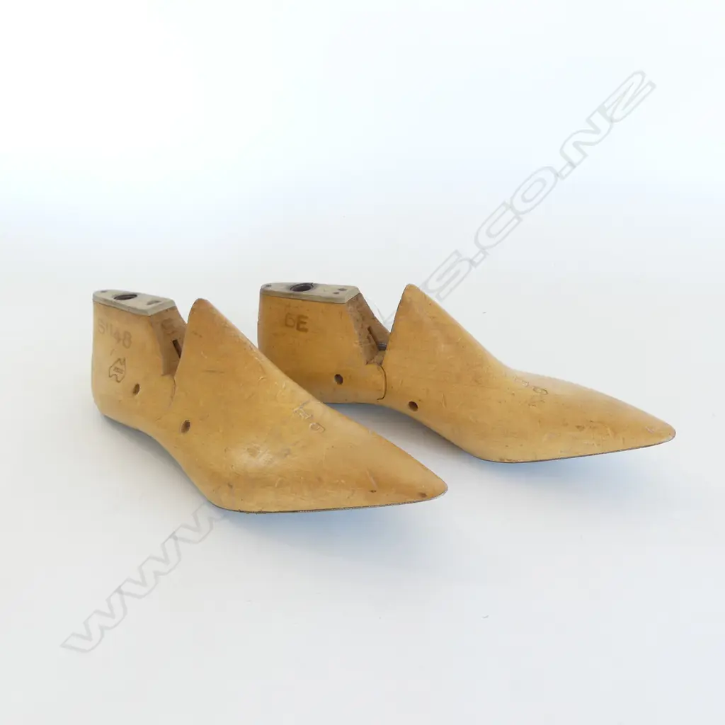 PAIR OF VINTAGE WOODEN SHOES LASTS WEBB & CO L.28CM Image 1++
