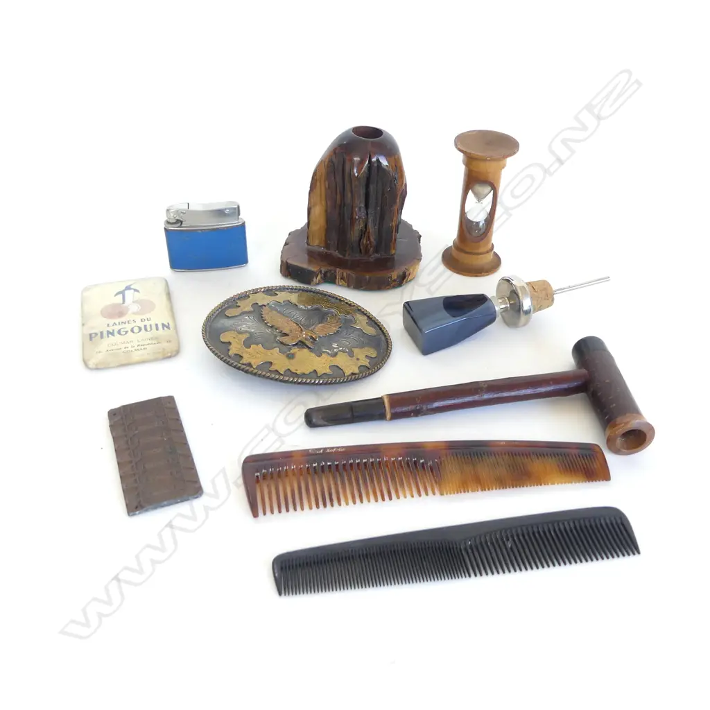 TRAY OF COLLECTABLES, INCL. PIPE & STAND, SILVER MEXICAN BELT BUCKLE, 1950'S LIGHTER ETC Image 1++