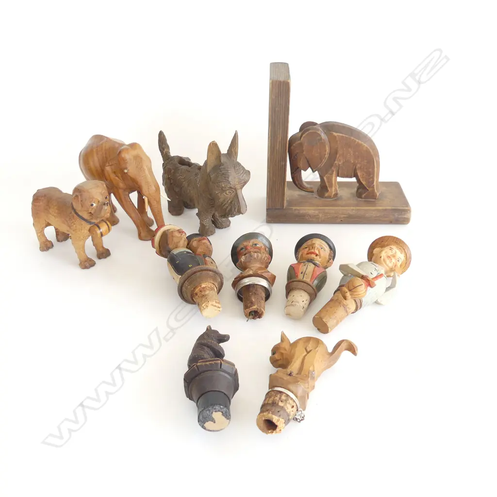 COLLECTION OF WOODEN ITEMS; 5 PAINTED WOODEN VINTAGE BOTTLE STOPS (1 animated), CARVED ANIMALS INCL. 'BLACK FOREST Image 1++