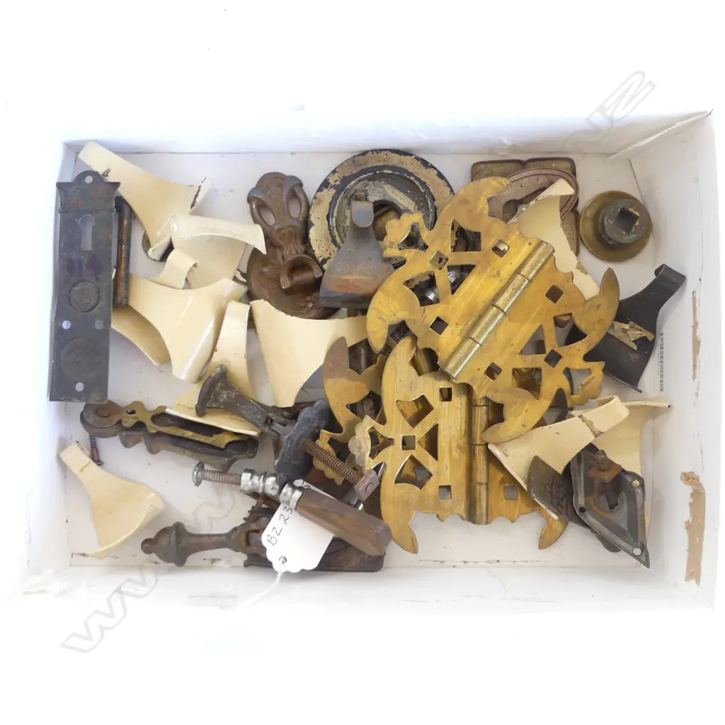 BOX OF 34 PIECES VINTAGE DRAWER HANDLES, PICTURE RAIL HOOKS, KEY ESCUTCHEONS, BRASS HINGES ETC D.130MM Image 1++