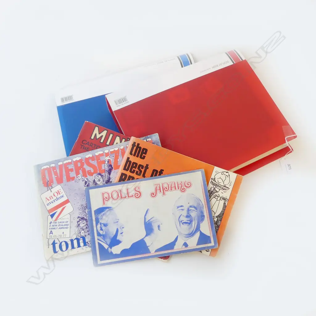 2 WORLD STAMP ALBUMS + 4 COMEDY BOOKS Image 1++