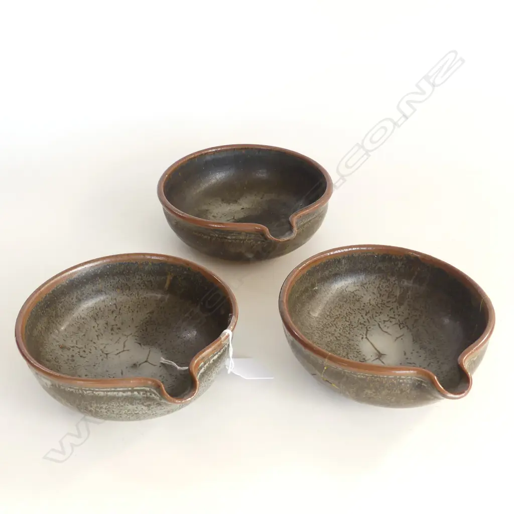 3 LEN CASTLE SMALL POURING BOWLS, 1 REPAIRED 150mm dia Image 1++