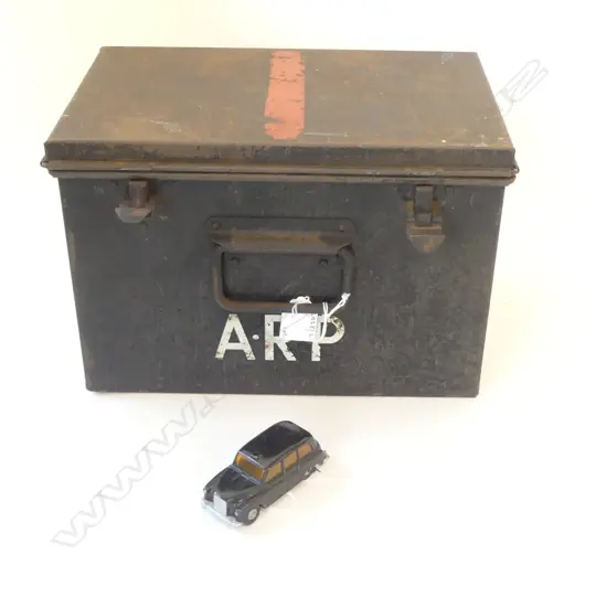 ARP TIN BOX L280MM &DIE CAST LONE STAR LONDON TAXI L85MM