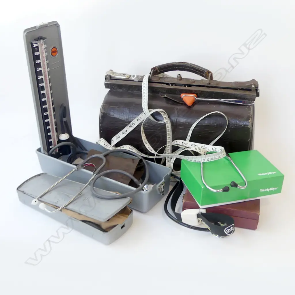 GLADSTONE BAG & CONTENTS VINTAGE DOCTORS  GEAR STETHISCOPES  CASED EAR NOSE THROAT  LIGHT  PANOPTIC OPHTALMOSCOPE  ETC Image 1++