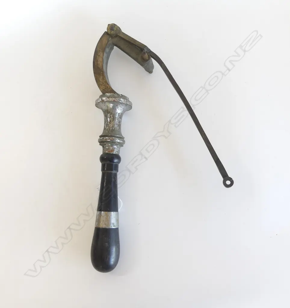 AN ANTIQUE BEER PUMP PULL WITH WOODEN HANDLE MAKER W.H. HEATH LONDON L.47CM Image 1++