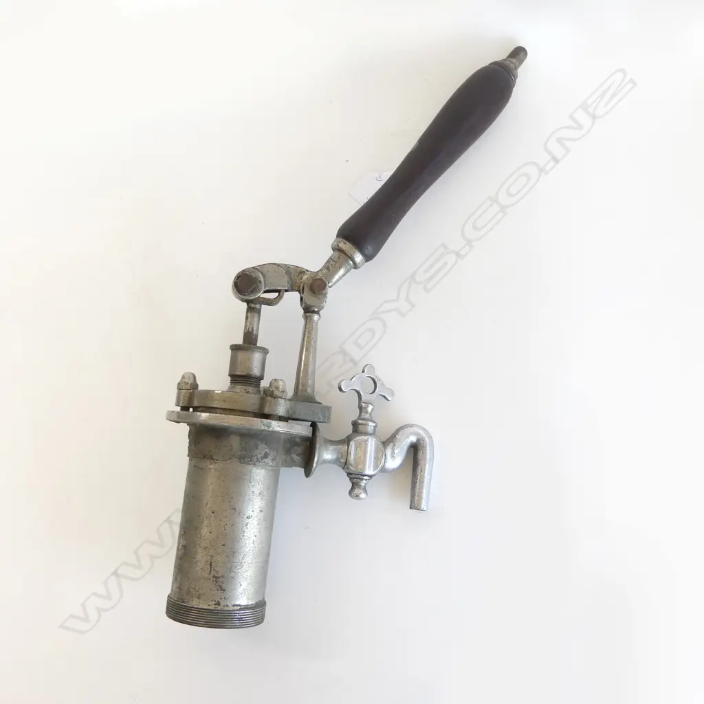 AN ANTIQUE BEER ENGINE HANDPUMP FOR TRADITIONAL ALE FLASKS COMPLETE WITH PULL HANDLE AND DISPENSING TAP L.44CM Image 1++