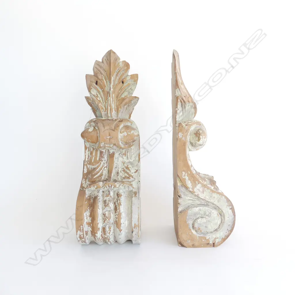 PR NZ COLONIAL CARVED CORBULS DISTRESSED PAINT FINISH H.400mm Image 1++