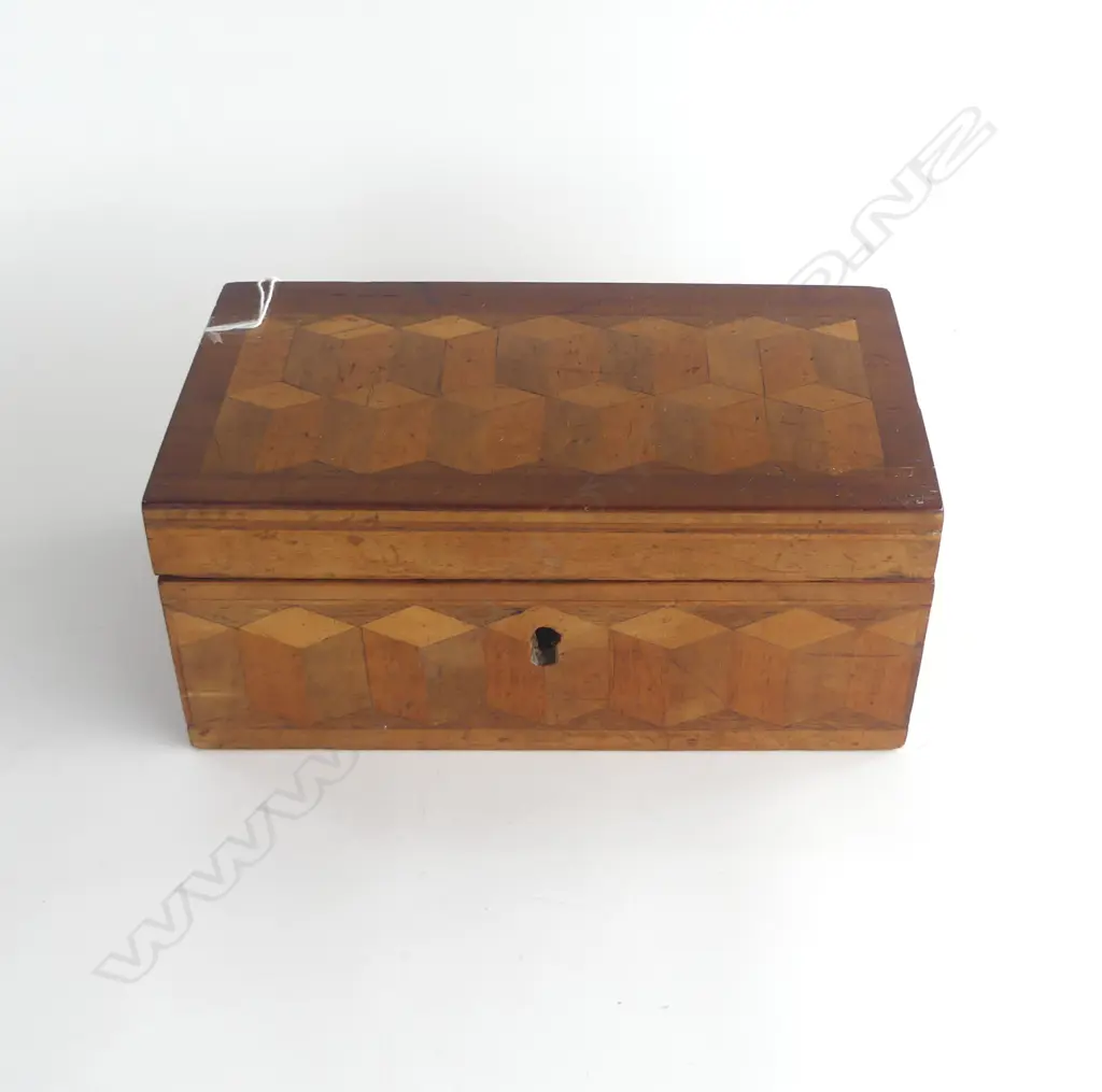 NZ COLONIAL NATIVE TIMBERS KAURI INLAID BOX WITH GEOMETRIC PATTERN L. 23CM Image 1++
