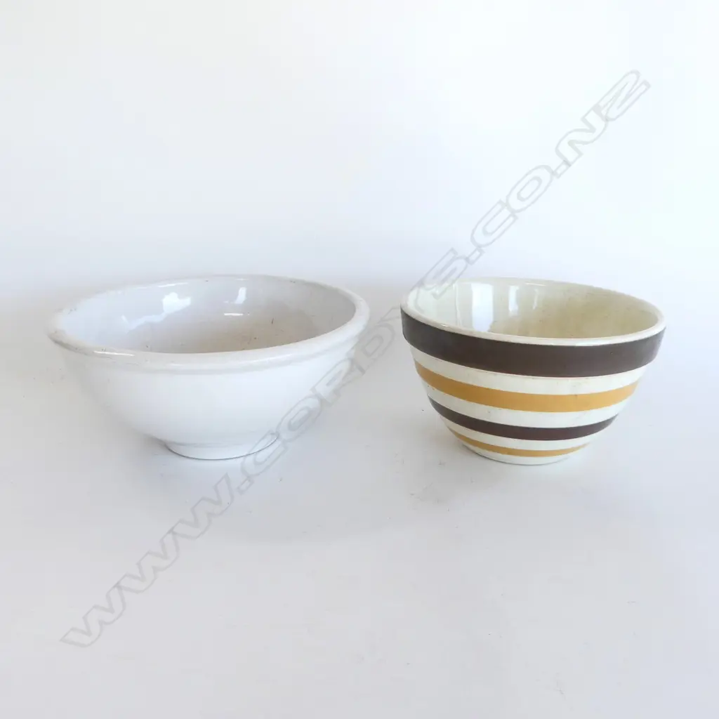 NZ KELSTON CERAMICS MIXING BOWL Dia.190mm + other larger WHITE MIXING BOWL Dia.235mm Image 1++