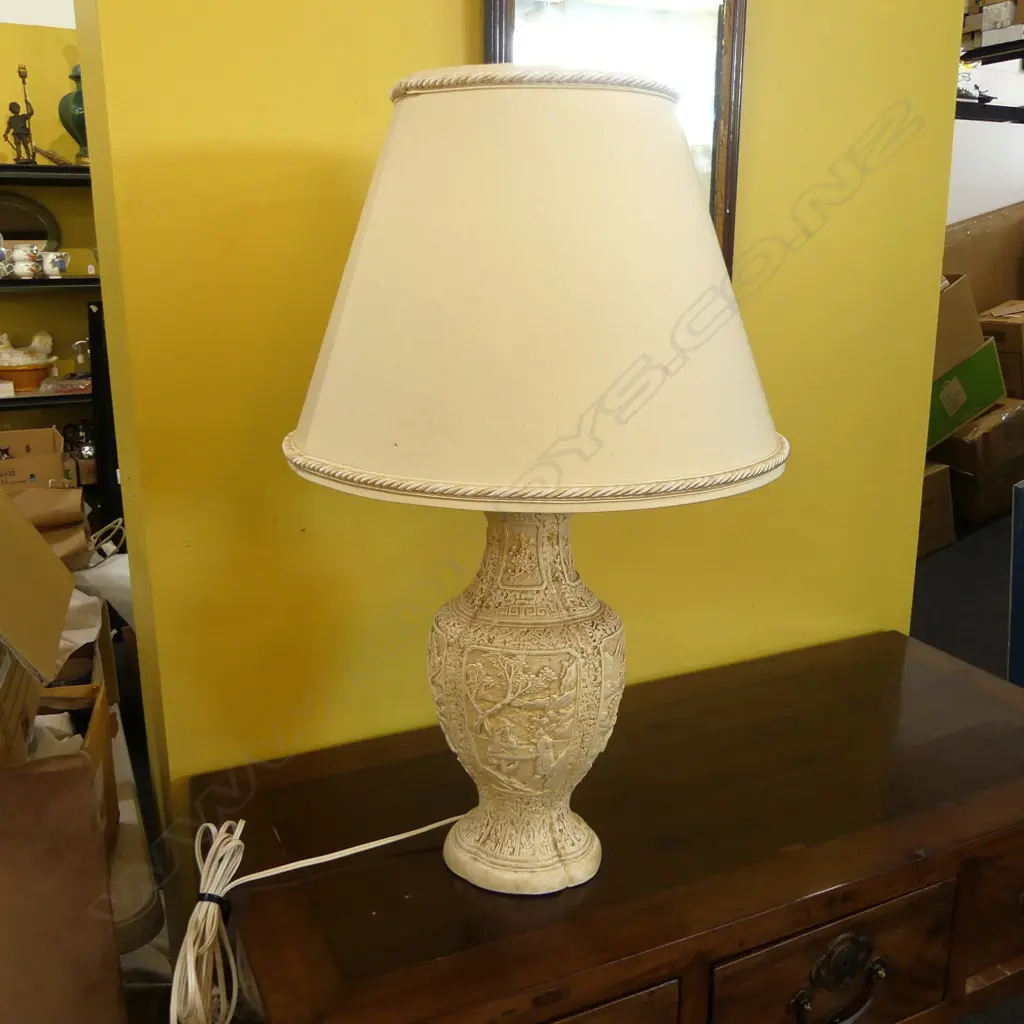LG WHITE TABLE LAMP; ORIENTAL RESIN BASE H.755mm Image 1++