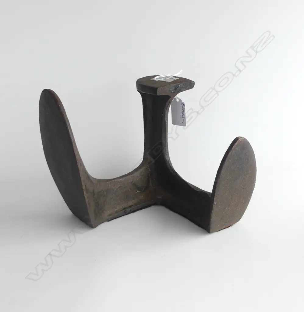 HEAVY IRON COBBLER'S SHOE LAST Image 1++