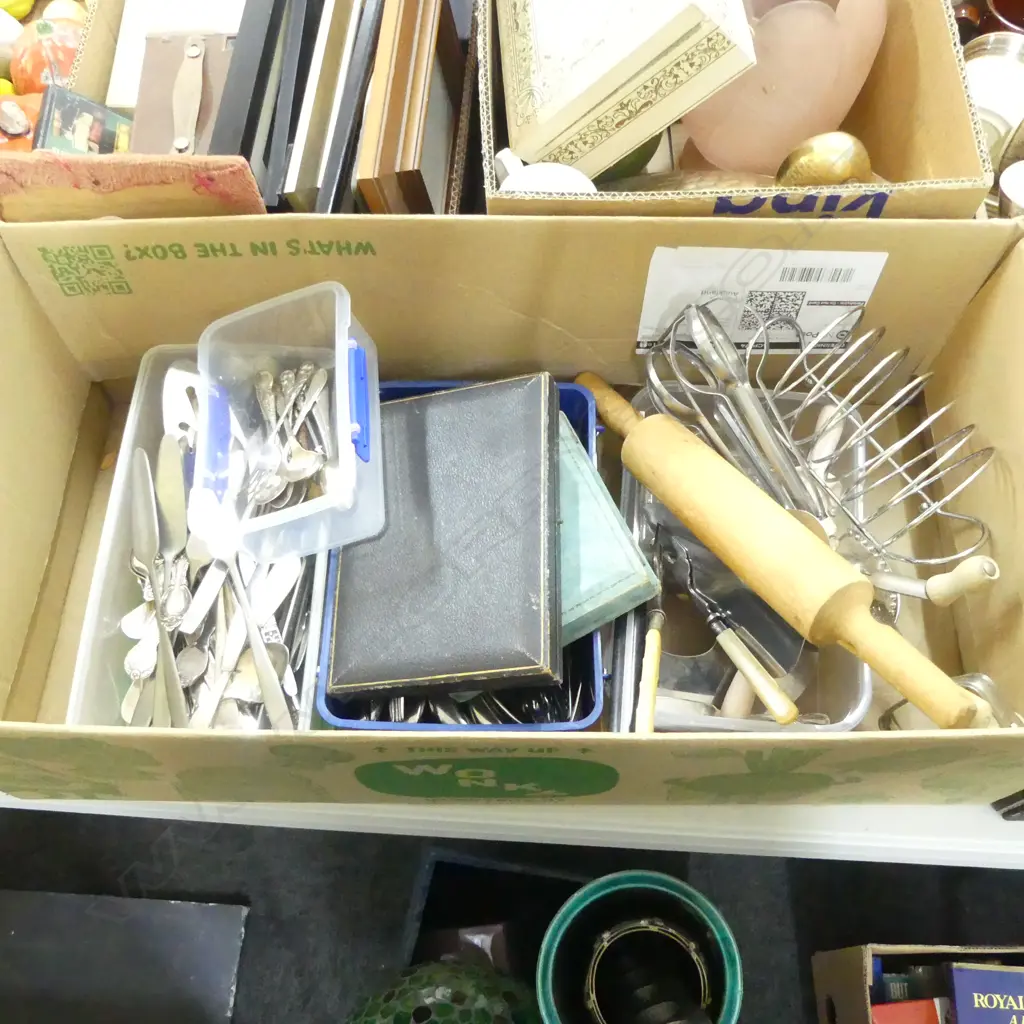BOX LOT KITCHEN CUTLERY & KITCHENALIA Image 1++