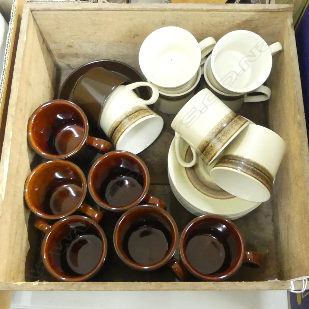 BOX CROWN LYNN CUPS & SAUCERS Image 1++