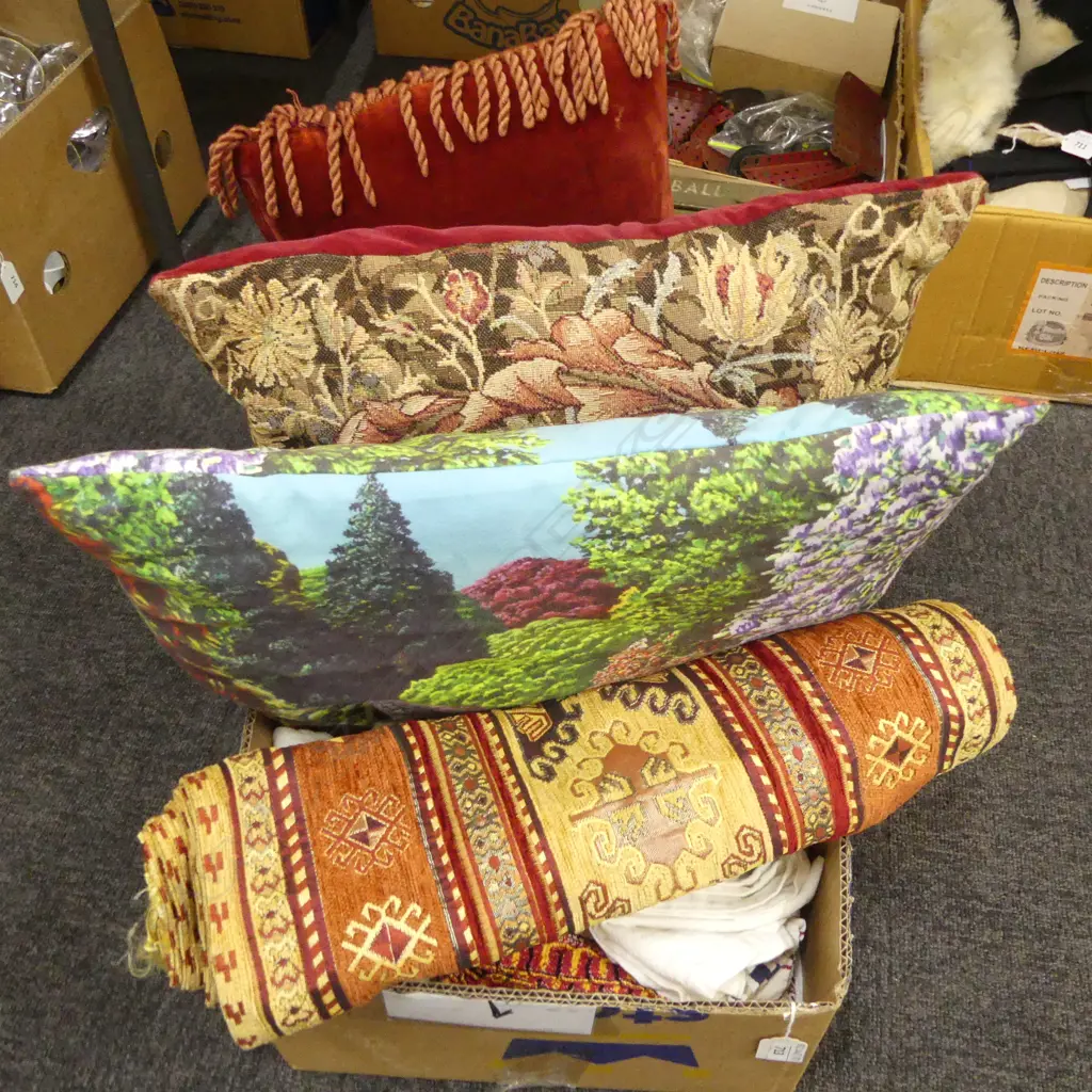 BOX LOT 3 CUSHIONS LINEN ETC Image 1++