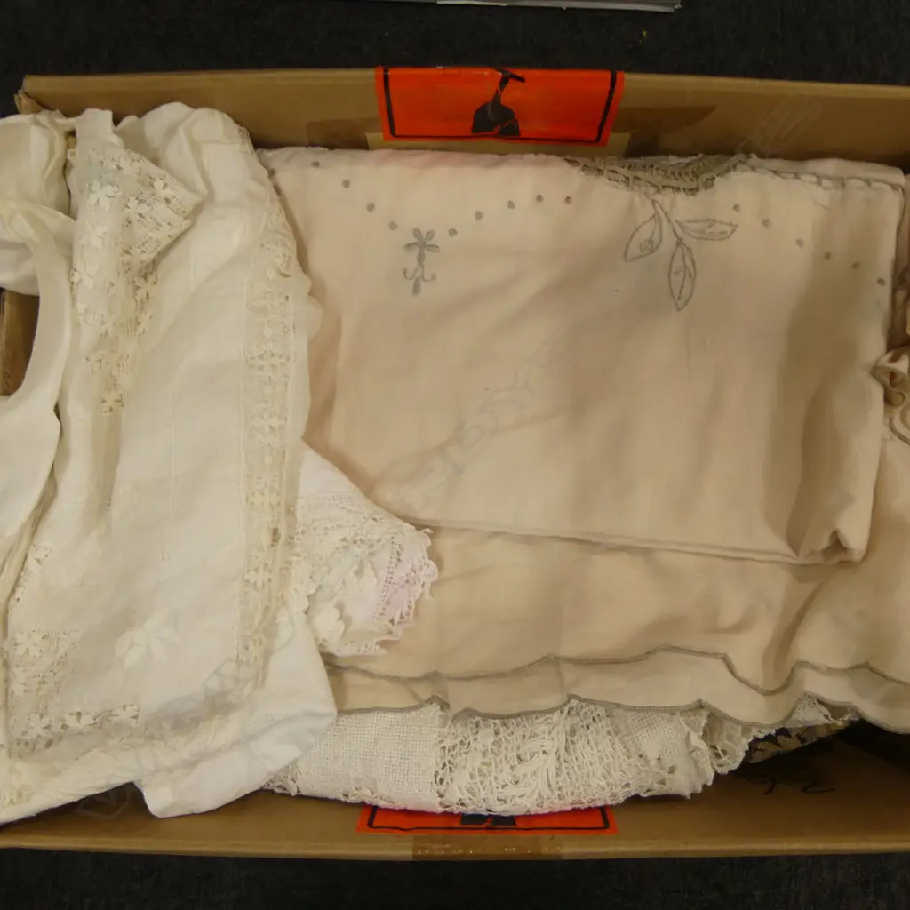 BOX OF LINEN & FABRIC Image 1++