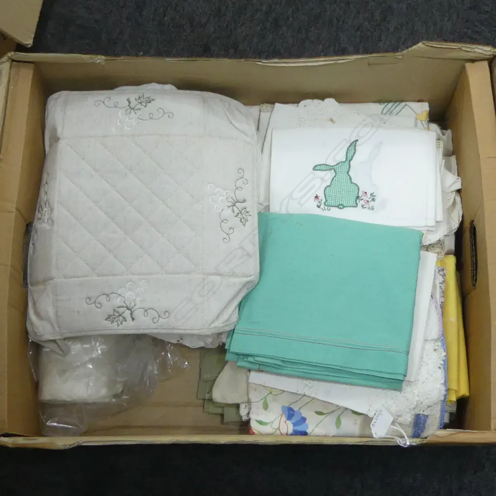 BOX LOT VINTAGE LINEN Image 1++