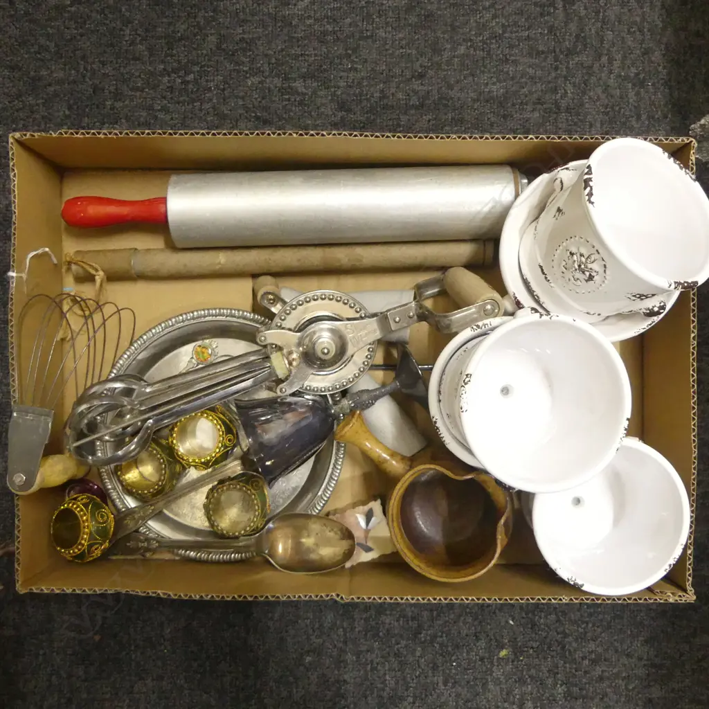 COLLECTION OF KITCHENWARE; 5 SML WHITE URNS, VINTAGE KITCHEN UTENSILS & OTHER Image 1++