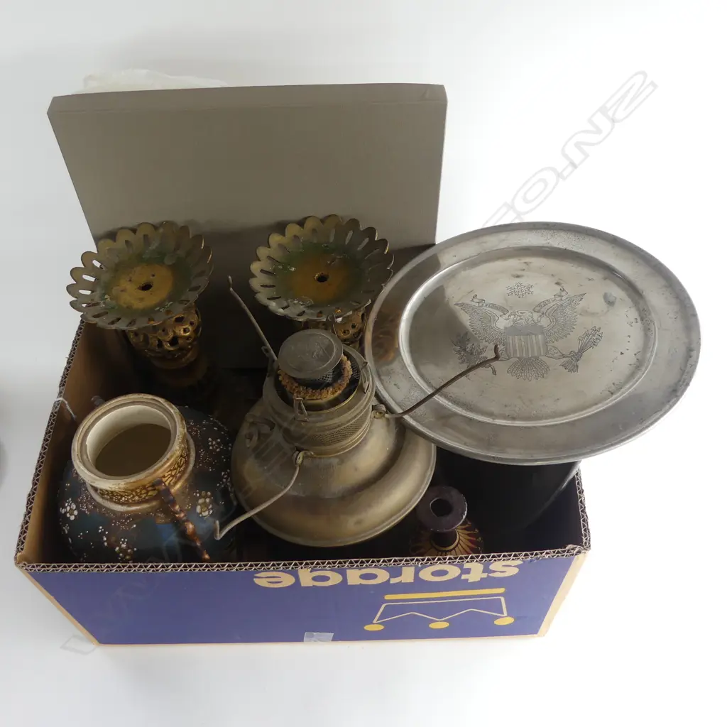 BOX LOT BRASS CANDLESTICKS PEWTER PLATES KERO LAMP & SATSUMA LIDDED VASE LID DAMAGED  Image 1++