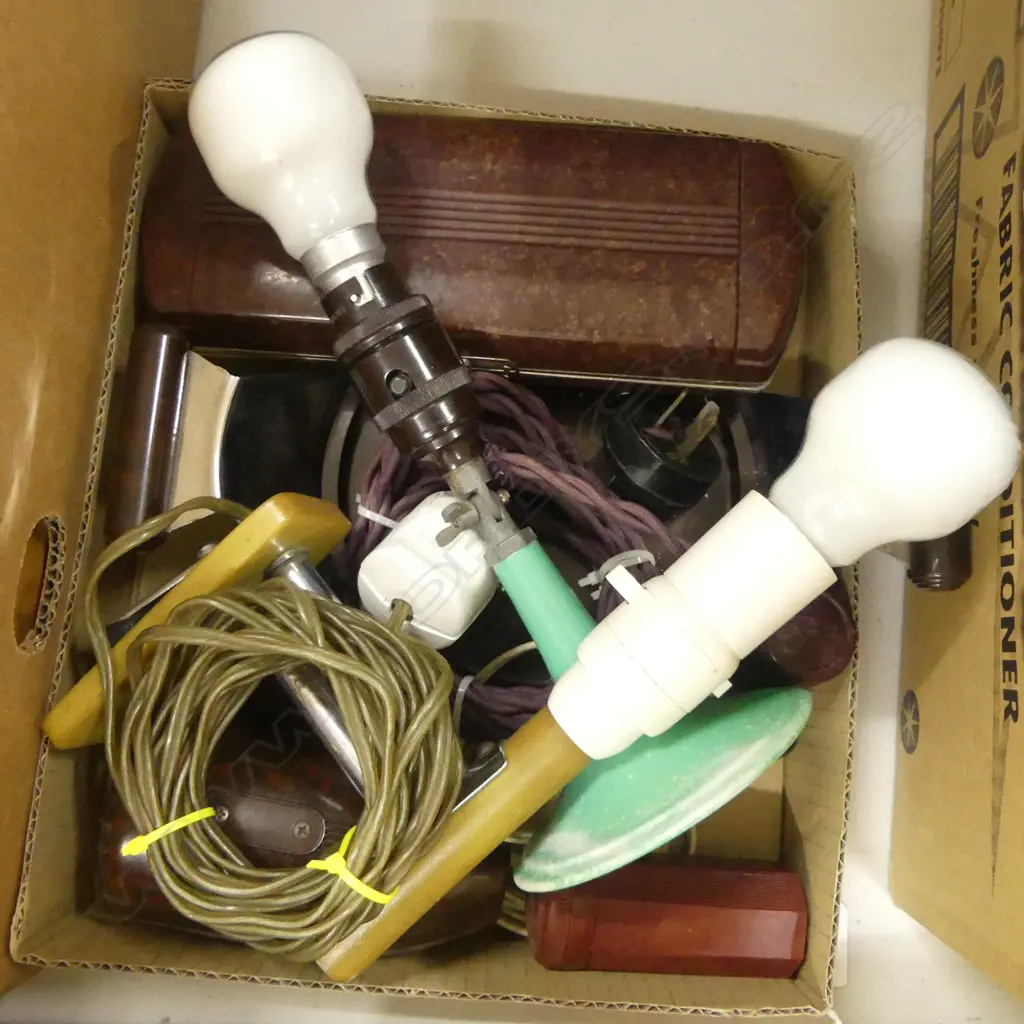 2 DECO LIGHTS + ASST. BAKELITE ITEMS Image 1++