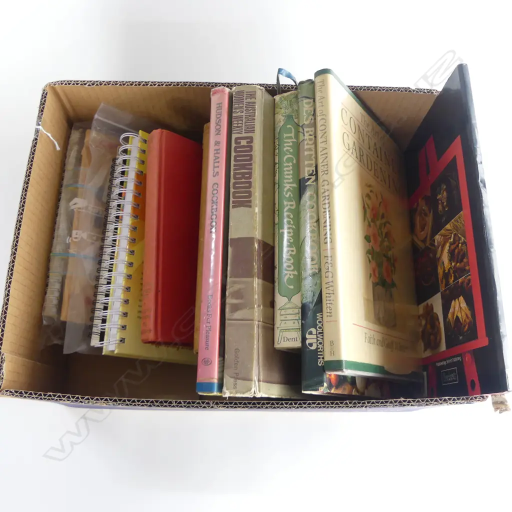 BOX LOT VINTAGE COOK BOOKS Image 1++