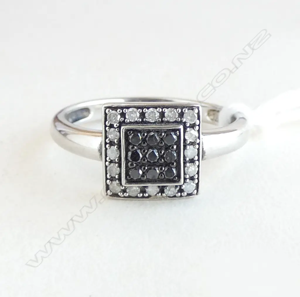 ST. SILVER & BLACK/WHITE DIAMOND RING 2.37gms SIZE P Image 1++