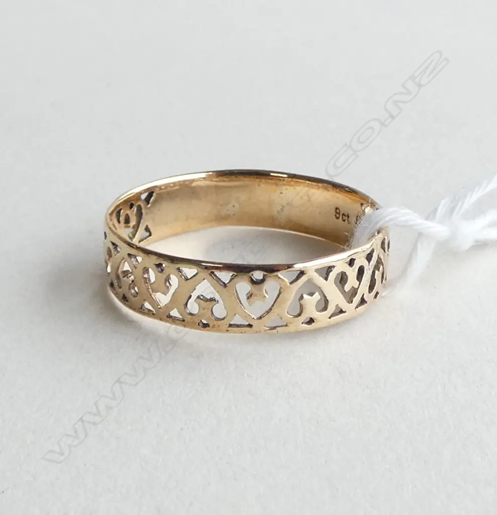 9CT GOLD BAND 1.64gms SIZE S Image 1++
