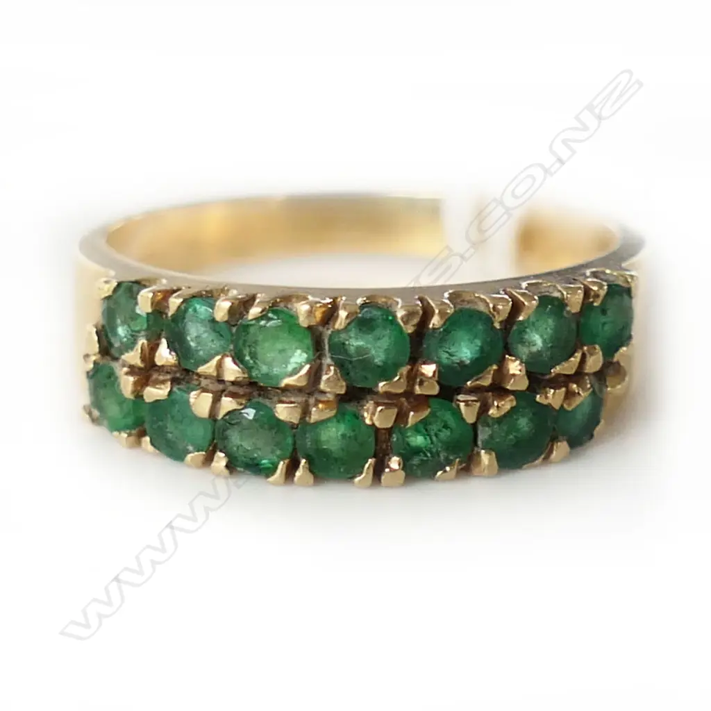 14CT Y/GOLD & 14 ROUND FACET-CUT EMERALD RING stones showing wear, 3.19gm, SIZE M Image 1++